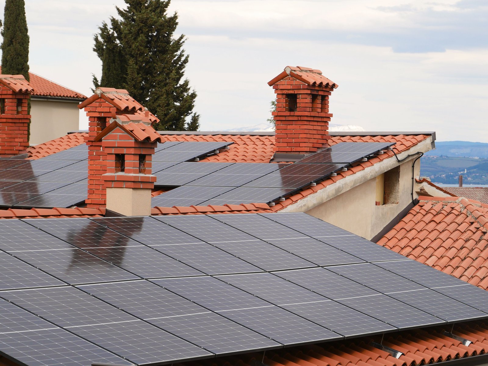 Impianto fotovoltaico su tetto residenziale realizzato da Stegam a Roma