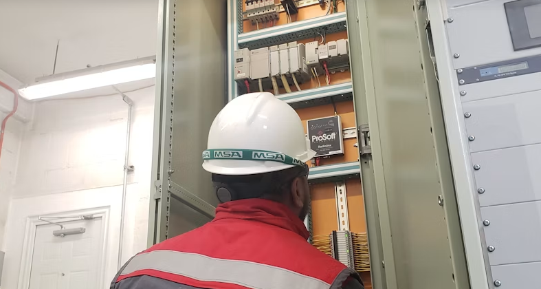 Tecnico Stegam al lavoro su un quadro di automazione
